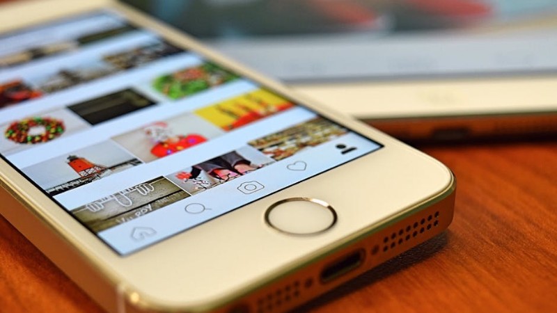 A close-up view of a smartphone displaying the Instagram app on a wooden surface. - A close-up view of a smartphone displaying the Instagram app on a wooden surface., tags: leitfaden social-media-strategie - pexel